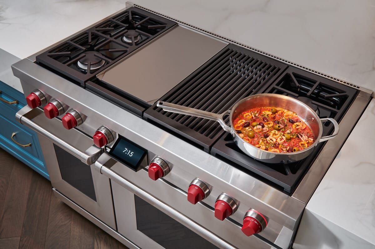 Cocina de diseño personalizado con electrodomésticos de lujo integrados