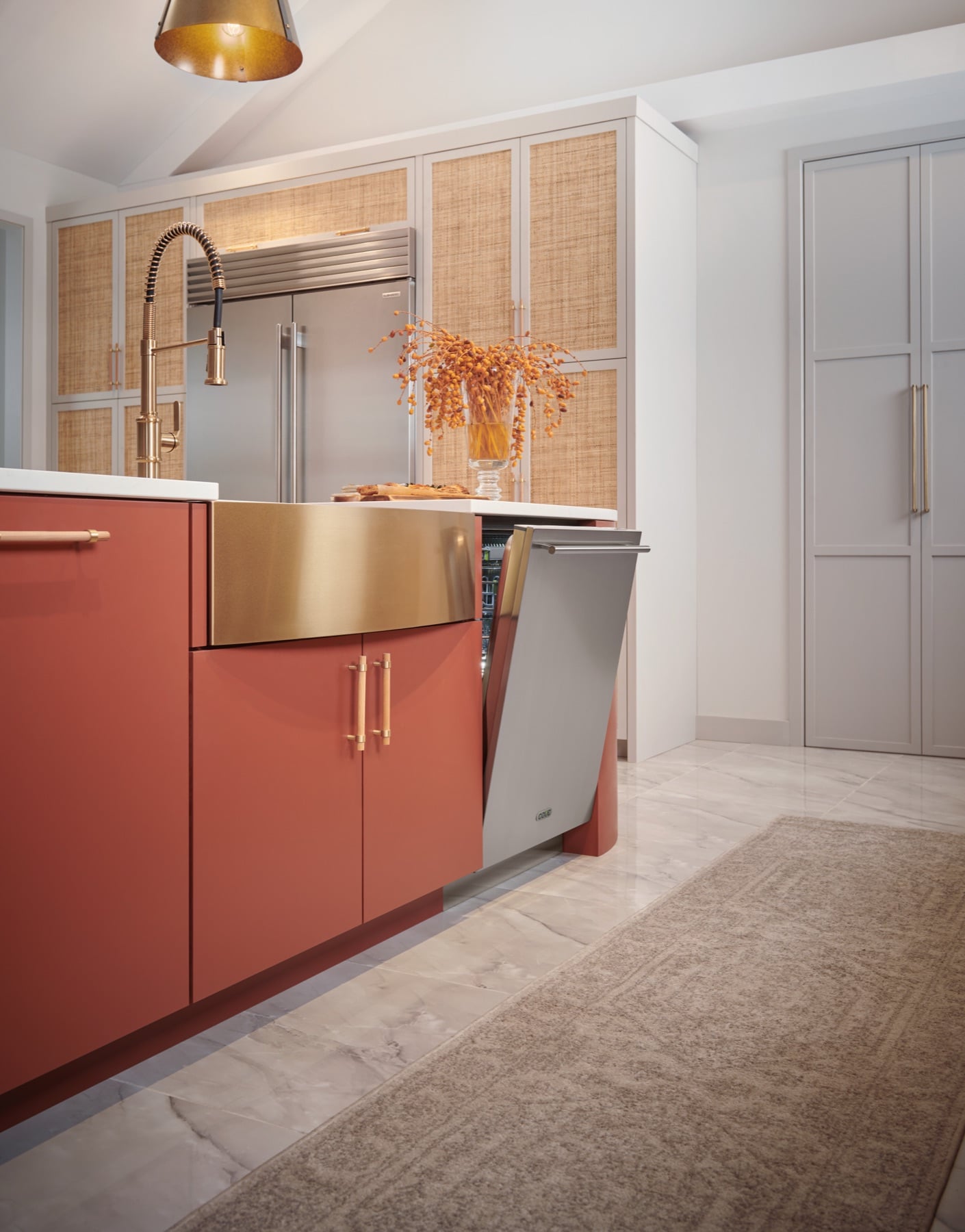 Lavavajillas Cove panel-ready integrado en gabinetes de cocina
