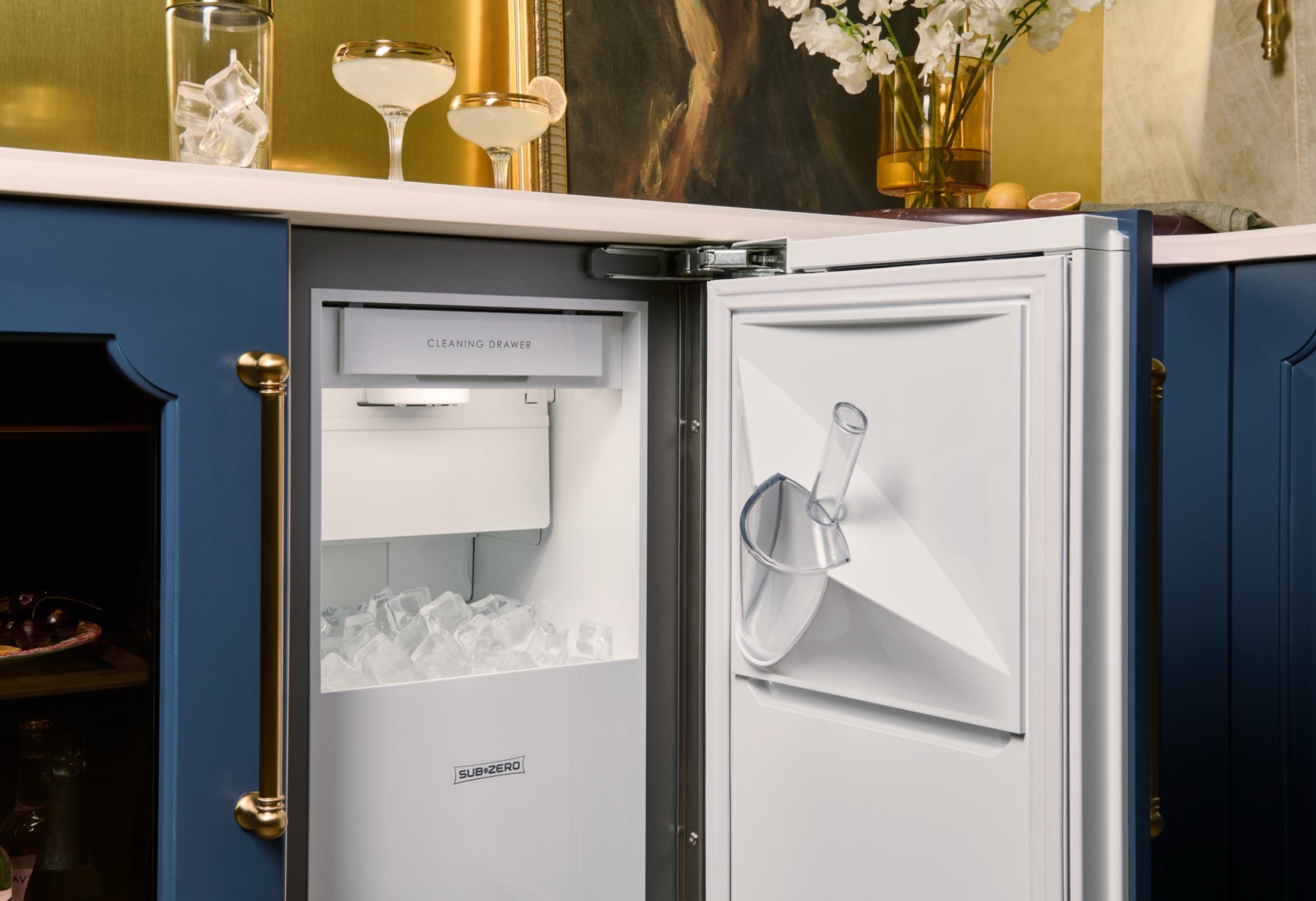 Sub-Zero máquina de hielo empotrada en barra con cava de vinos