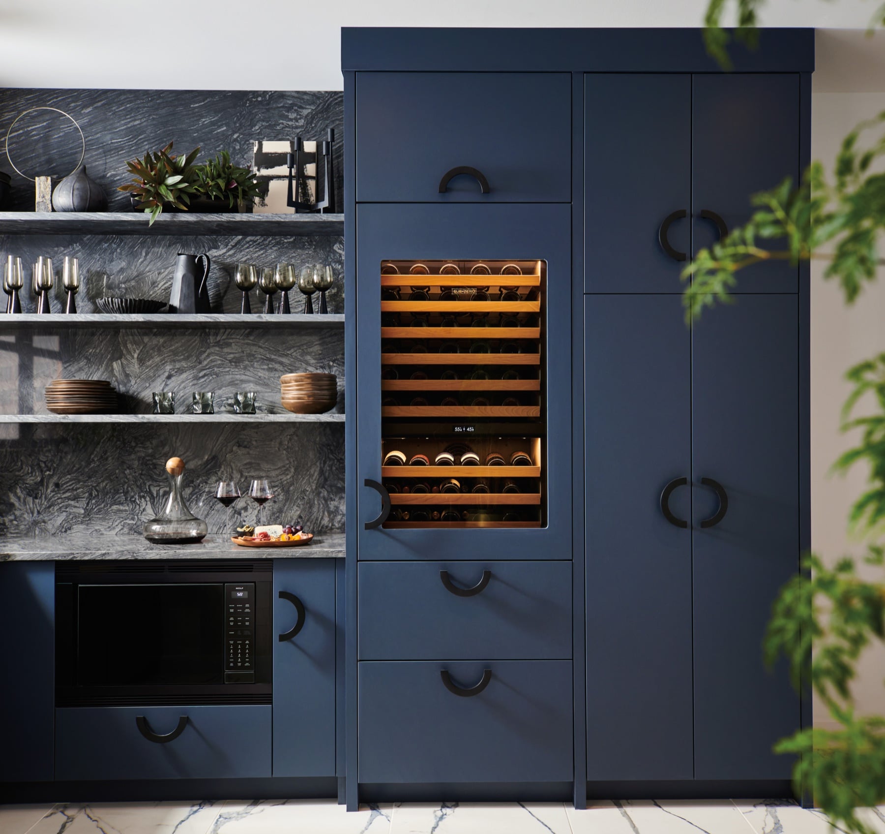 Sub-Zero cava de vinos bajo mostrador con cedro natural