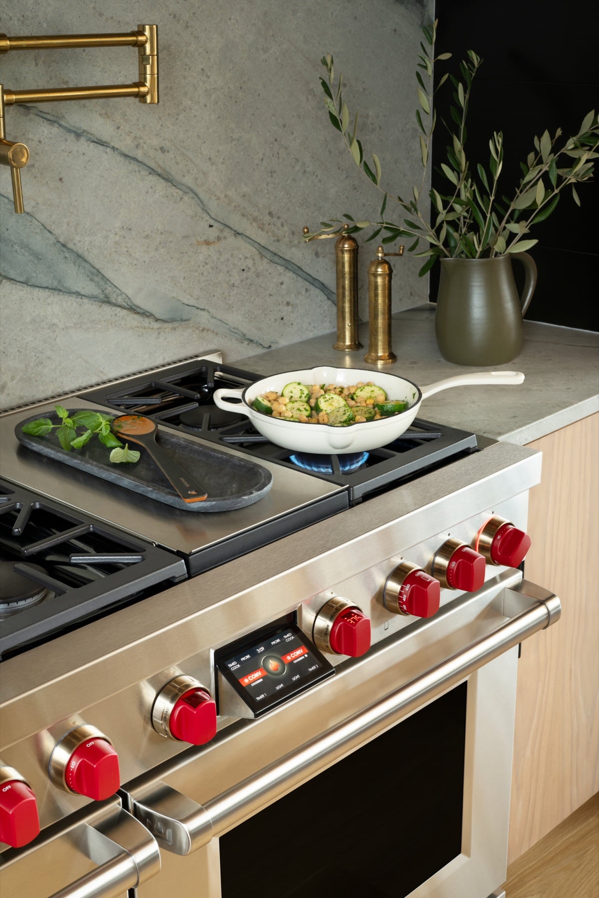 Wolf Dual Fuel Range 48 pulgadas en cocina de diseño