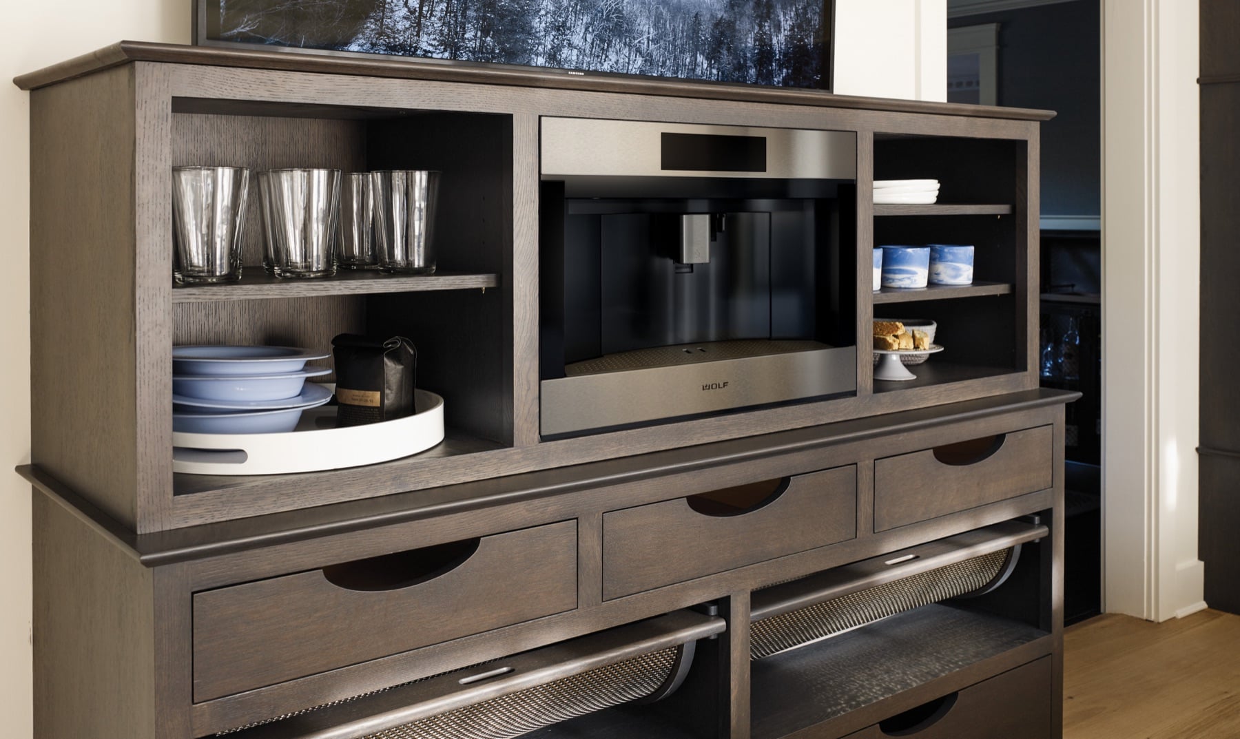 Wolf Built-In Coffee System 24 pulgadas preparando espresso