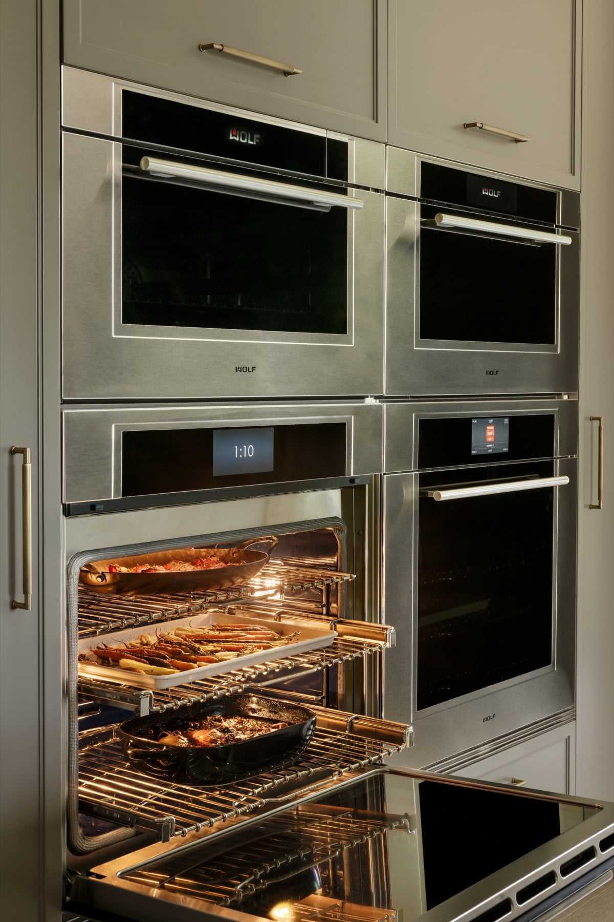 Wolf Built-In M Series empotrado en columna de cocina