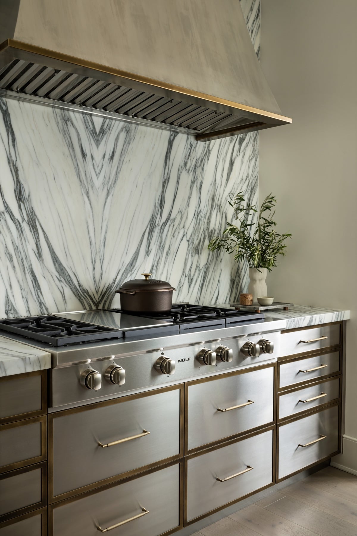 Wolf Sealed Burner Rangetop 36 pulgadas integrado en cocina