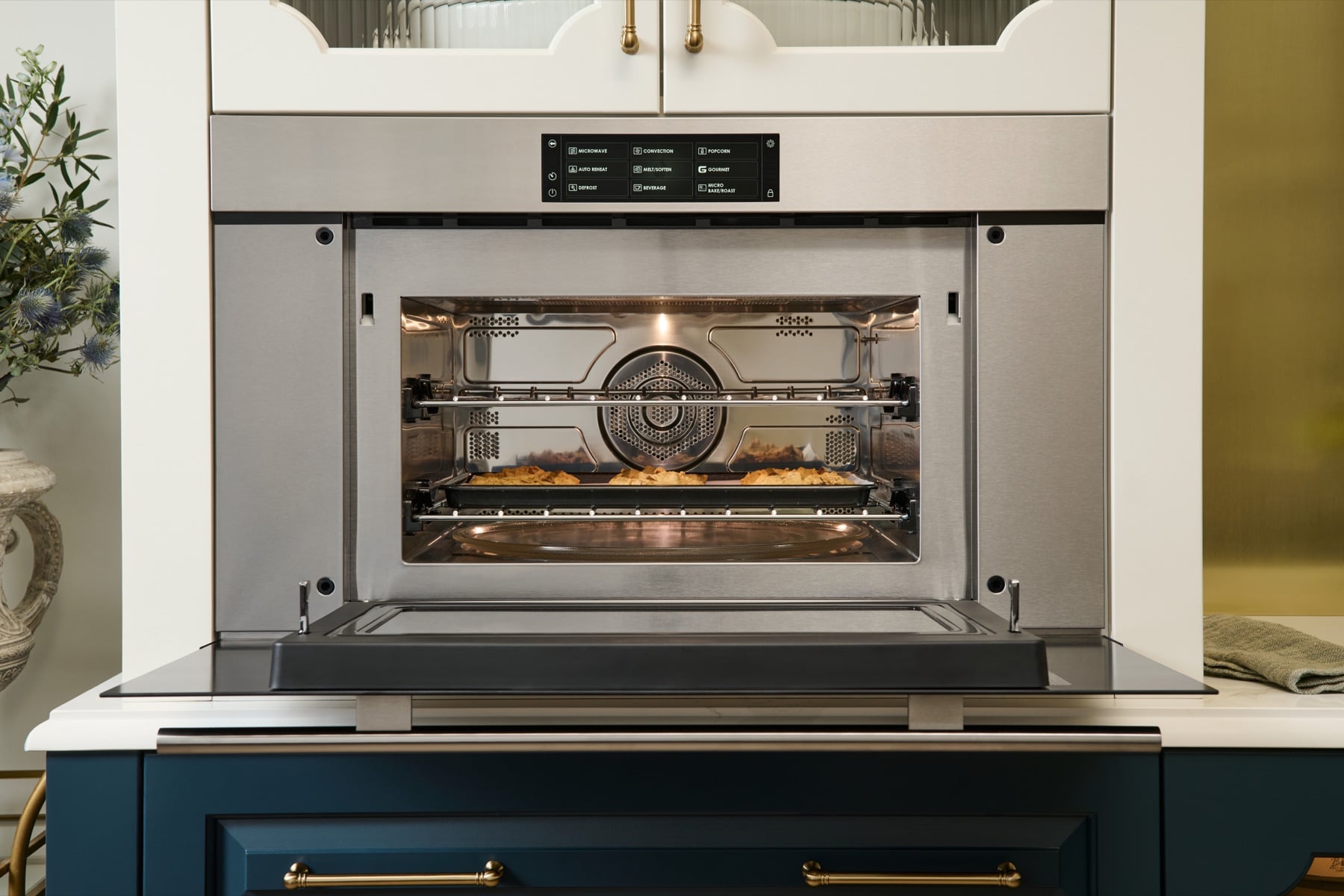 Wolf Speed Oven abierto con alimentos en cocción