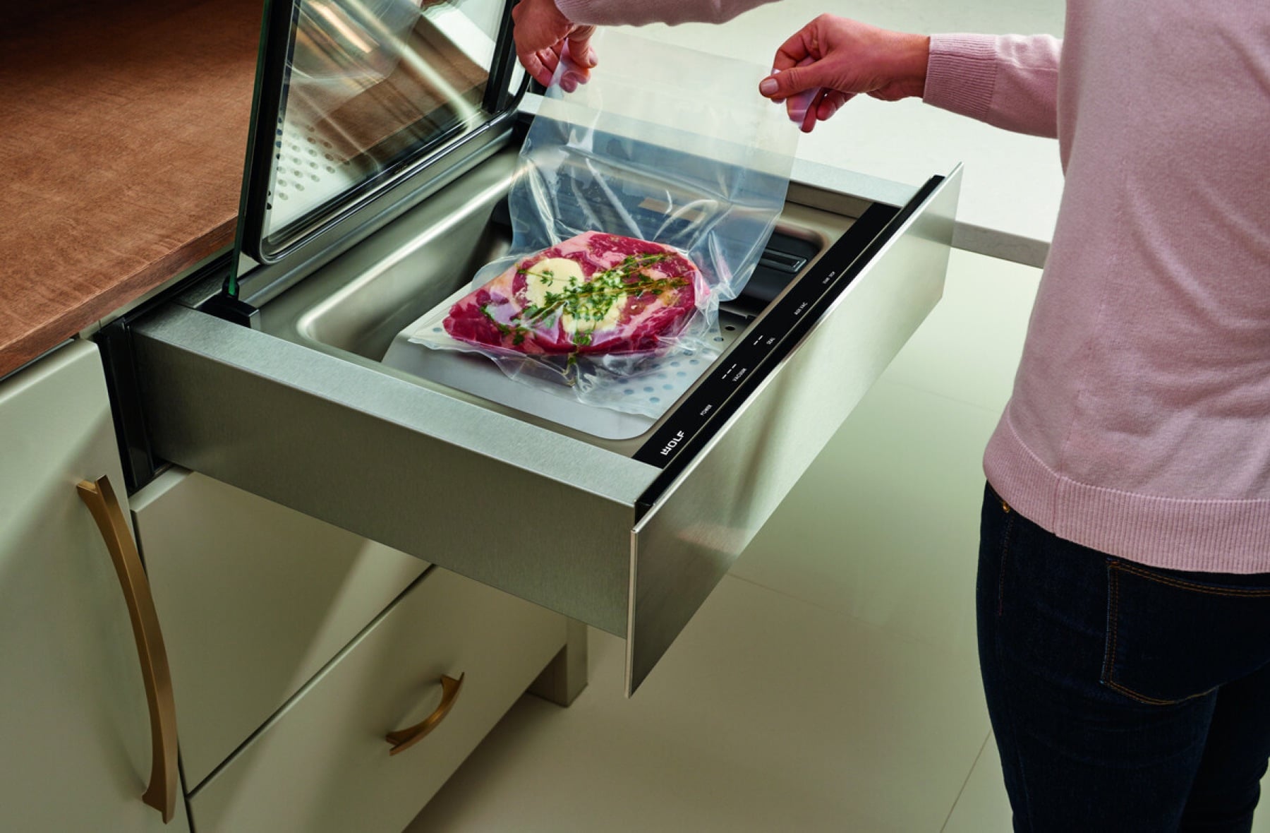 Wolf Vacuum Seal Drawer integrado en isla de cocina