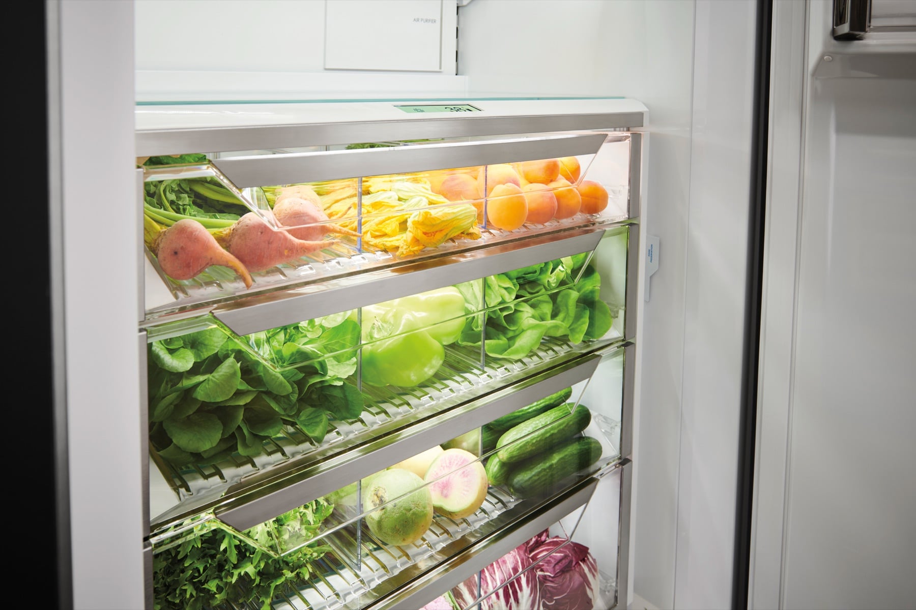 Interior del refrigerador Sub-Zero con alimentos frescos y vibrantes
